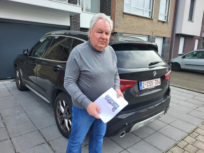 Julien Herremans met de brief van BMW met de vraag om zijn wagen in te leveren.