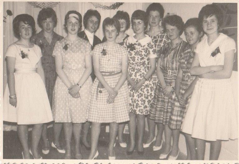 Op het diplomafeestje van 1962 mochten de uniformen even aan de kant en mochten de klasvriendinnen zich wat modieuzer kleden. 