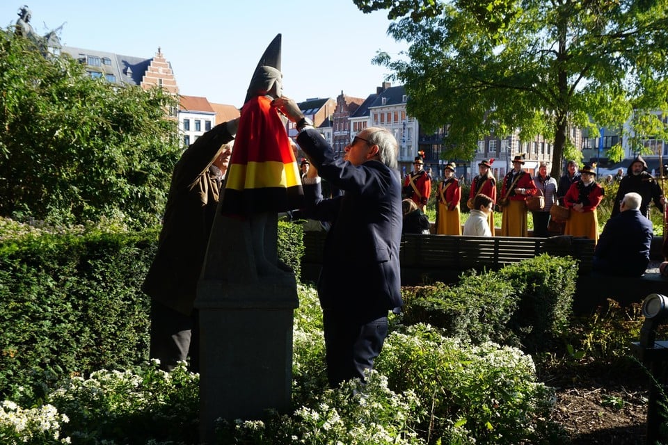 Bestuurslid Luc Devisser en schepen Francis Stijnen bezorgen de Turnhoutse Patriot een mantel.