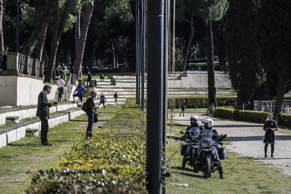 Politiemannen ondervragen wandelaars in de Villa Borghese in Rome. 