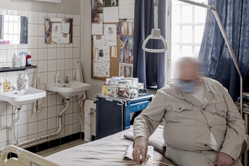 Guido belandt op de hulpbehoevende afdeling, waar hij met zeventien andere 65-plus gedetineerden een slaapzaal deelt. In Merksplas krijgt hij de nodige zorg, kinesitherapie en psychologische hulp.
