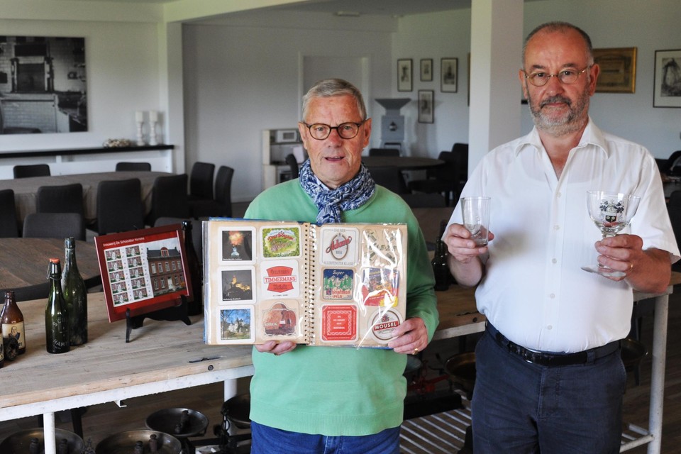 Willy Van den Branden en François Joos stellen hun collectie over vervlogen Wase brouwerijen tentoon in Oud Huys Mariman.
