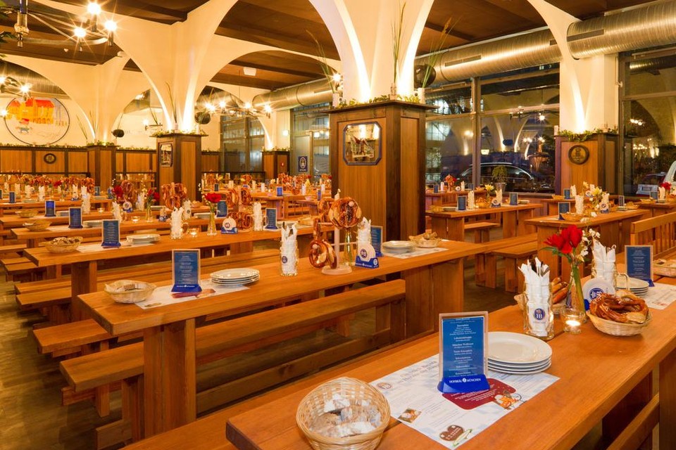 Bierhal Hofbraeu blijft open voor daklozen. Een win-winsituatie, zegt de manager van Berlijns grootste bierhal.