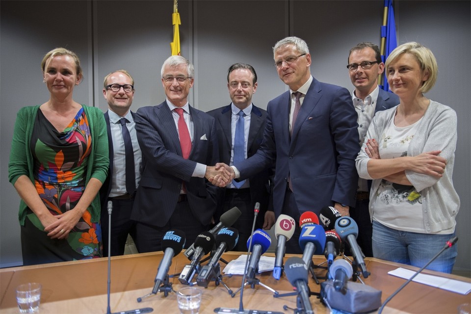 V.l.n.r:: Liesbeth Homans, Ben Weyts, Geert Bourgeois van N-VA met Kris Peeters, Wouter Beke en Hilde Crevits van CD&V.