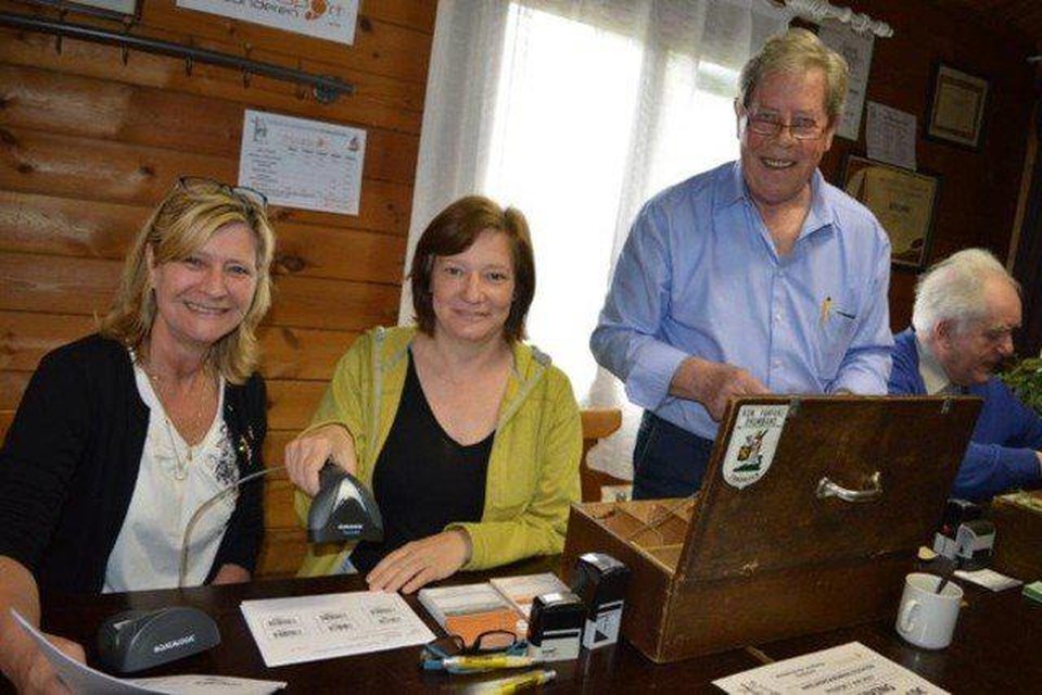De wandelclub van harmonie Sint-Amelberga bij een vorige activiteit.