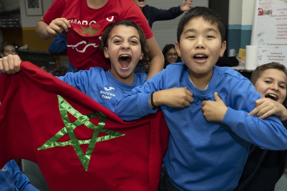 Ishaq Seddiki (links) en zijn voetbalvrienden zijn dolblij met de overwinning van Marokko.  