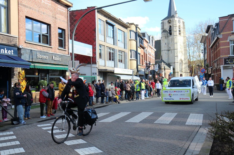 Mortsels carnavalist Marc Meire maakt duidelijk dat de stoet op komst is.