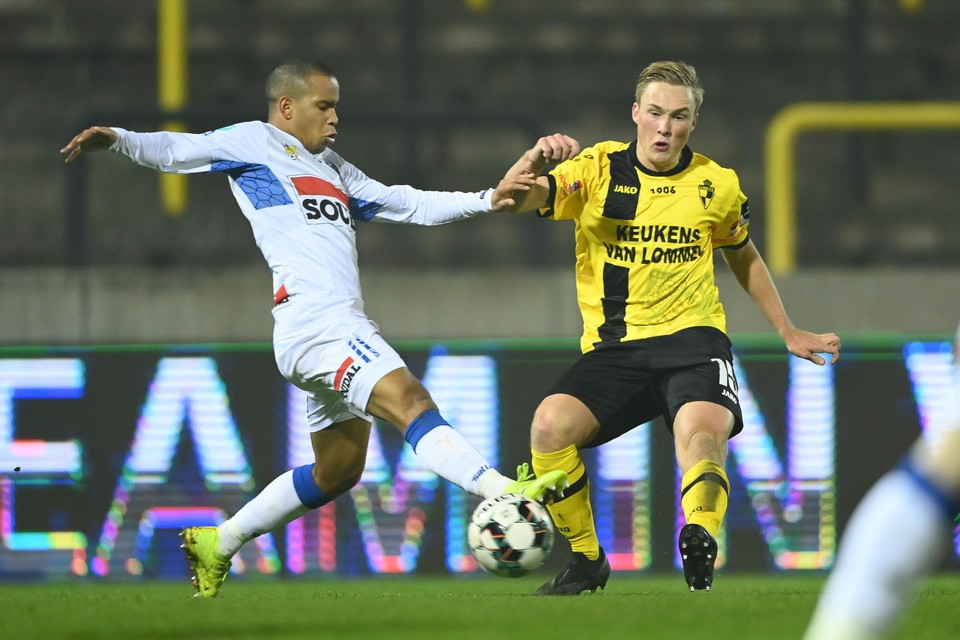 Mathieu Troonbeeckx (rechts), hier in actie tegen Westerlo, speelde uiteindelijk maar één keer de volledige negentig minuten voor Lierse Kempenzonen. “En toch was het geen verloren jaar.”