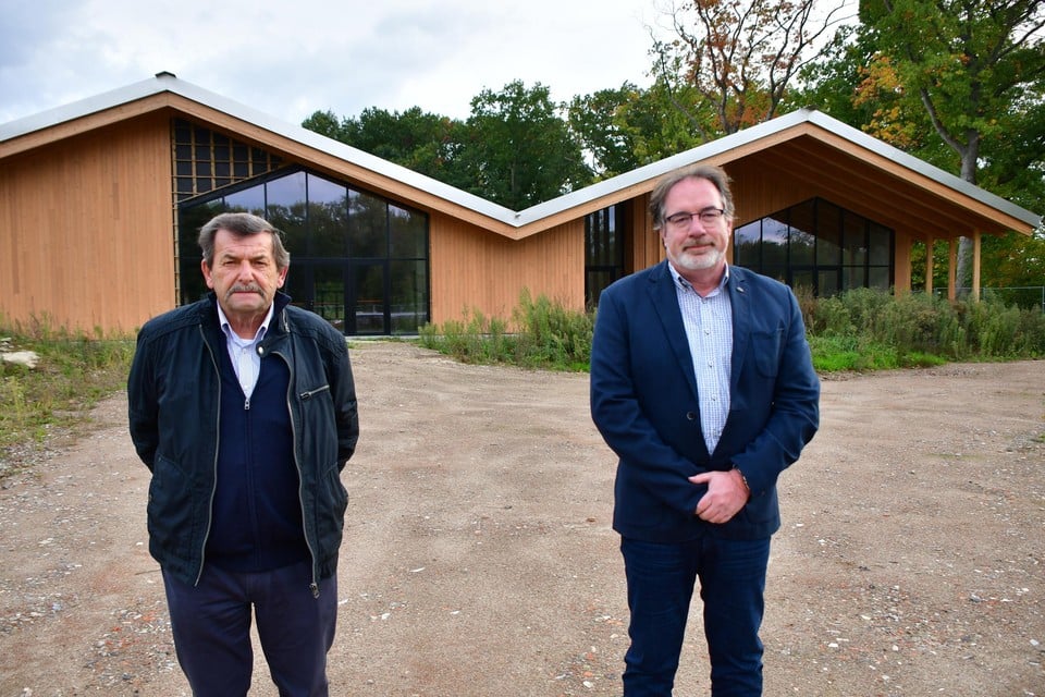 Schepen Uytterhoeven (links) en burgemeester Van Looy aan De Splinter. 