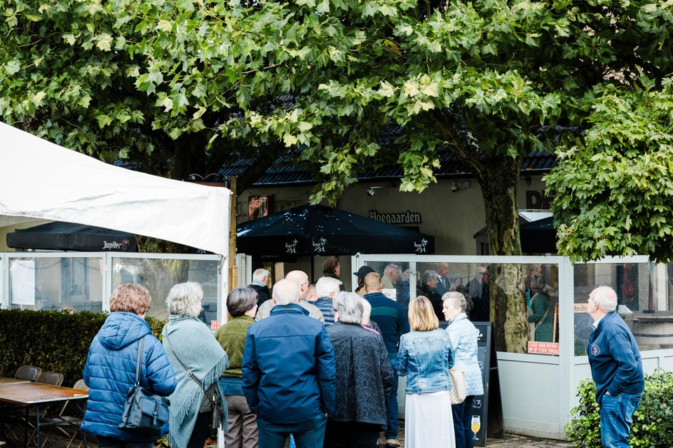 Aanschuiven om te groeten aan café In de Klok.