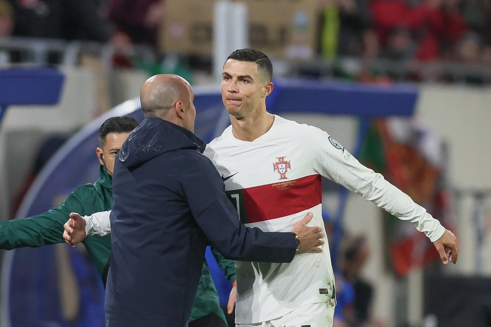 Hier lacht Ronaldo niet echt, maar uit alles blijkt dat hij het wel voor Martinez heeft.