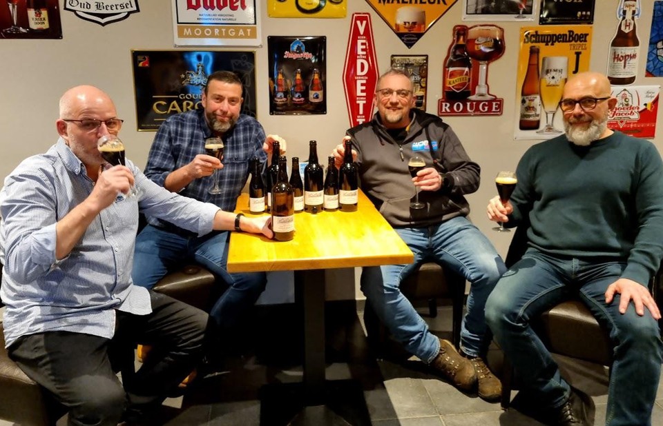 Peter Van Glabbeek, Koen Van Mechelen, Werner De Bie en Patrick Van Tillo uit Lille zijn zowel whisky- als bierliefhebbers. 