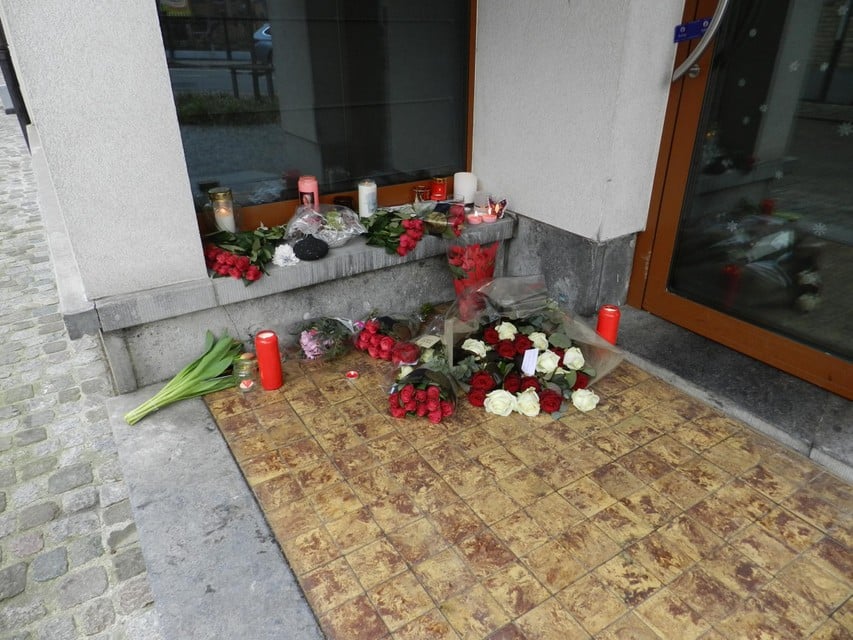 Bloemen en kaarsen aan de ingang van de bakkerij om Ilse Michiels te herdenken. 
