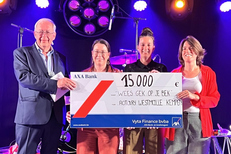 Voorzitter Rotary Westmalle Kempen Jacques Van Dooren overhandigt de cheque aan de verantwoordelijken van Wees gek op je bek.