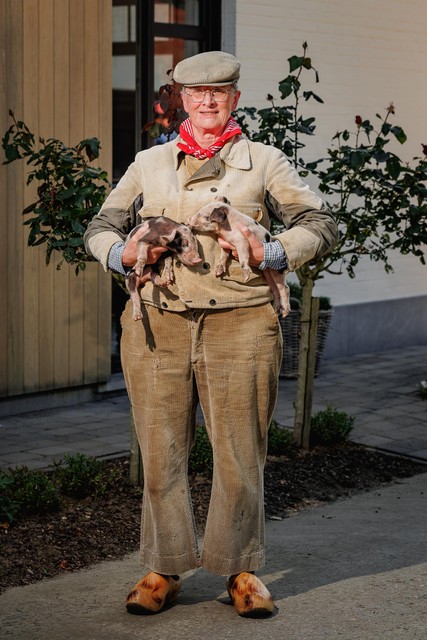 Renilt in traditionele klederdracht.