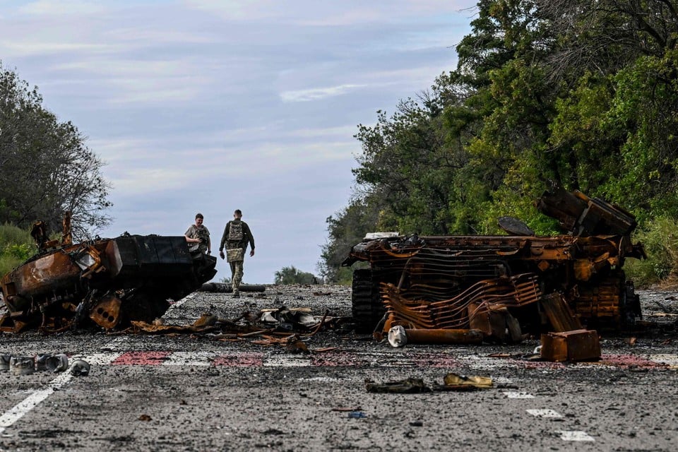 Vernielde legervoertuigen in Balakliya in de regio Charkov. 