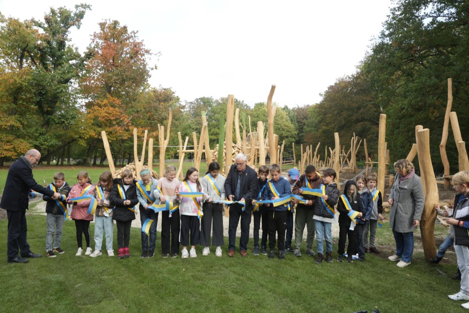 Samen met de kinderraad openen districtsschepenen Ronny Kruyniers en Annie Plompen en districtsburgemeester Koen Palinckx de nieuw de speeltuin.