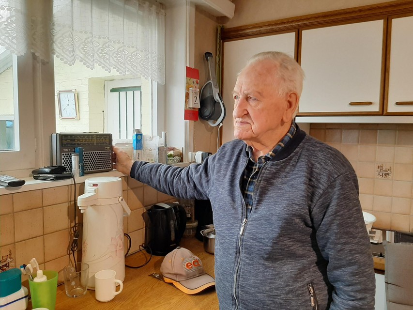 Frans bij zijn kleine transistorradio. Zelf schreef hij mee radiogeschiedenis.
