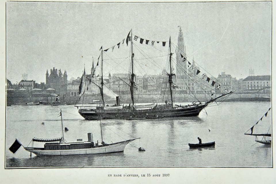 Op maandag 16 augustus 1897 vertrekt de Belgica in Antwerpen, door de monding van de Schelde. Maar eens op zee gaat de stoompomp al kapot.