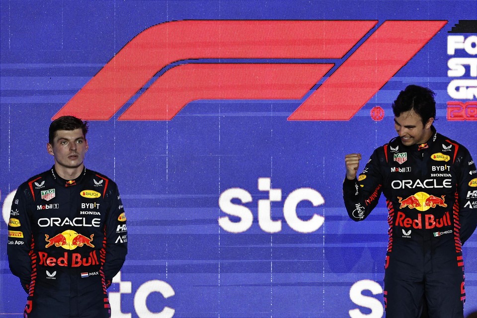 Verstappen baalt, ploegmaat Perez (r.) juicht
