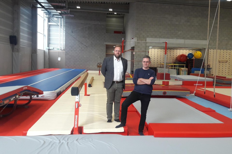 Burgemeester Tom De Vries en schepen van Sport Steven Mattheus in de nieuwe turnzaal.
