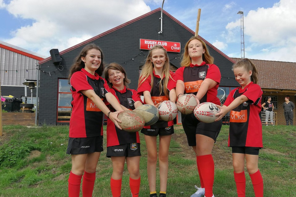 Roos, Maite, Ella, Linne en Saar zijn al jaren verzot op de stoere balsport rugby.