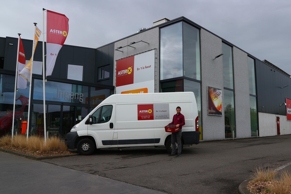 Christophe Geeraerts aan het hoofddepot en administratief centrum van AsterX aan de Herman De Naeyerstraat in Waarloos.