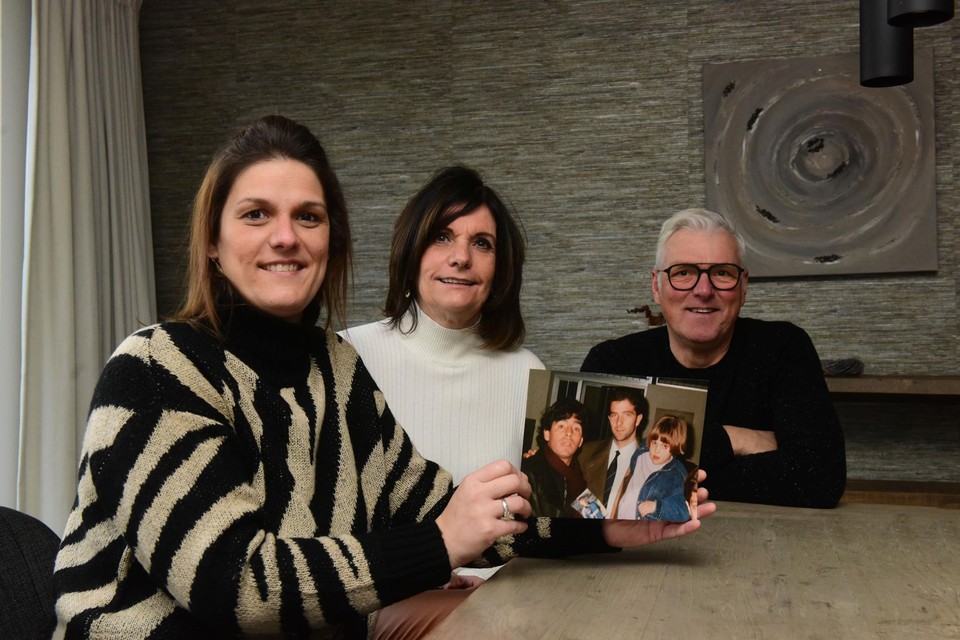 Eefje Schellekens met haar ouders Leen en Eric en de foto waarop ze samen met Diego Maradona en Cisse Severeyns staat. 