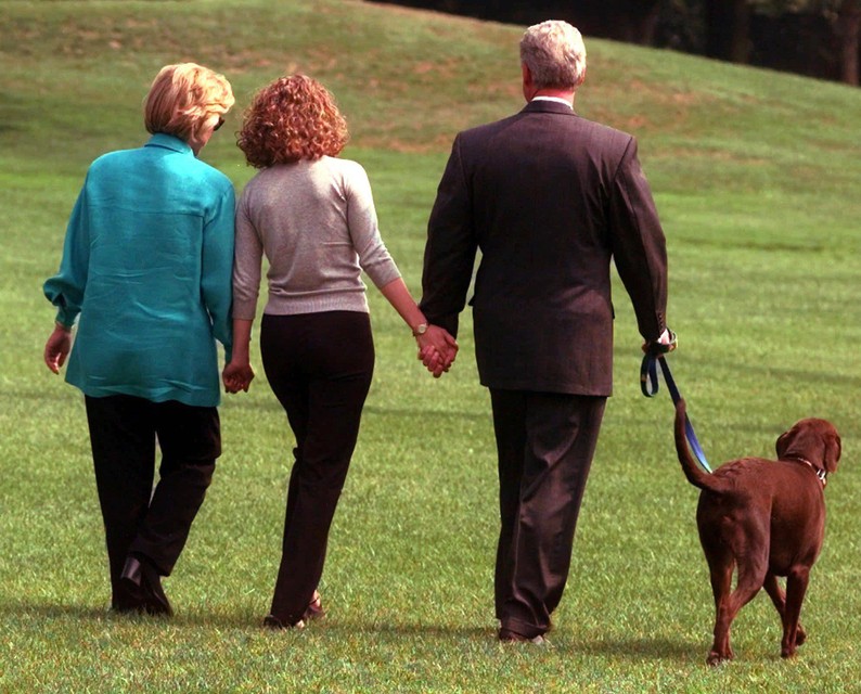 De president hand in hand met dochter Chelsea (midden) en zijn vrouw Hillary op 18 augustus 1998. De dag nadat Clinton had toegegeven iedereen misleid te hebben over de affaire.