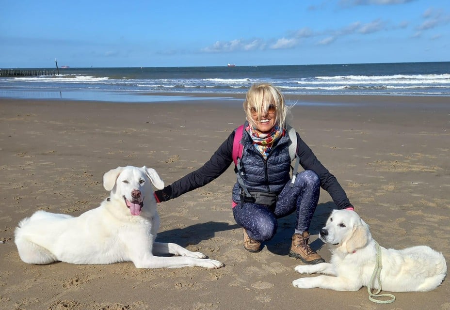 Sonnie met haar honden tijdens haar ‘hondenvakantie’ in Zeeland.