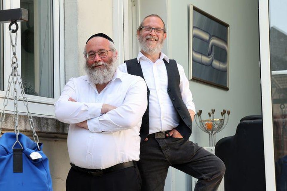 Mozes Friedman (links) in ‘Shalom Allemaal!’, samen met chefkok Tulli, een van de smaakmakers van de tv-serie die voor alle duidelijkheid niets met witwaspraktijken te maken heeft.