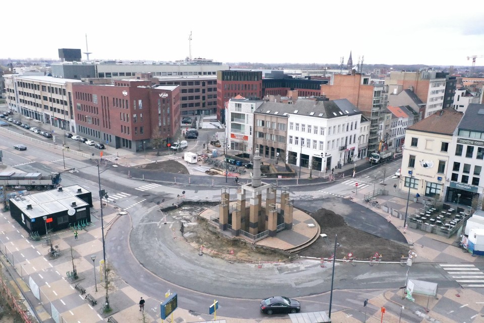 Het opgebroken gedeelte van de rotonde op het Koning Albertplein oogt momenteel nog kaal.