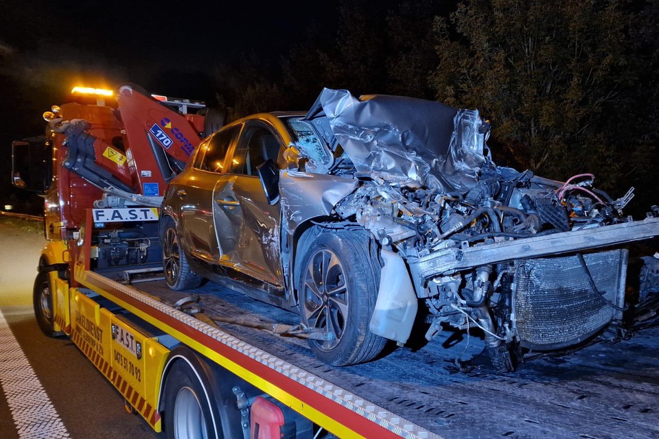 De auto van de Fransman werd bij de crash in Grobbendonk herleid tot een wrak. foto rr