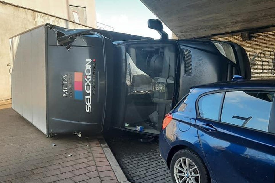 De bestelwagen raakte de onderkant van de brug en kantelde.
