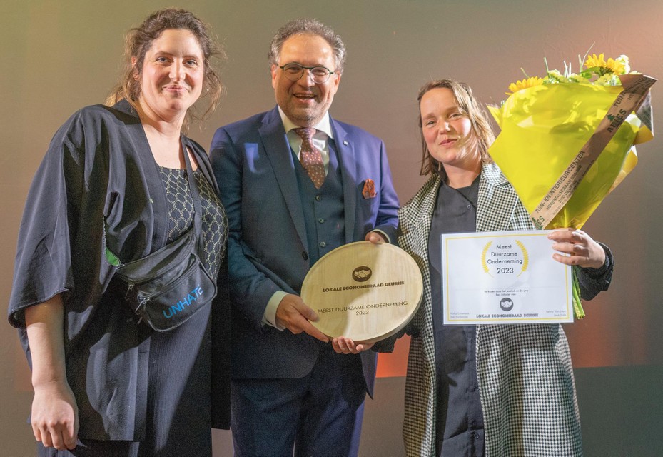 Ruth Vanreusel en Vera Verhaert van RicoLab namen de award voor meest duurzame onderneming in ontvangst.