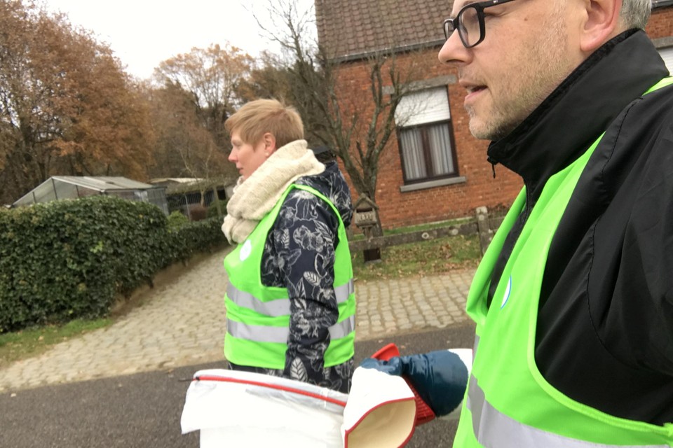 Marieke Deckers en Roel Biesemans trekken iedere maand twee keer door hun buurt in Winkelomheide om zwerfvuil te ruimen.