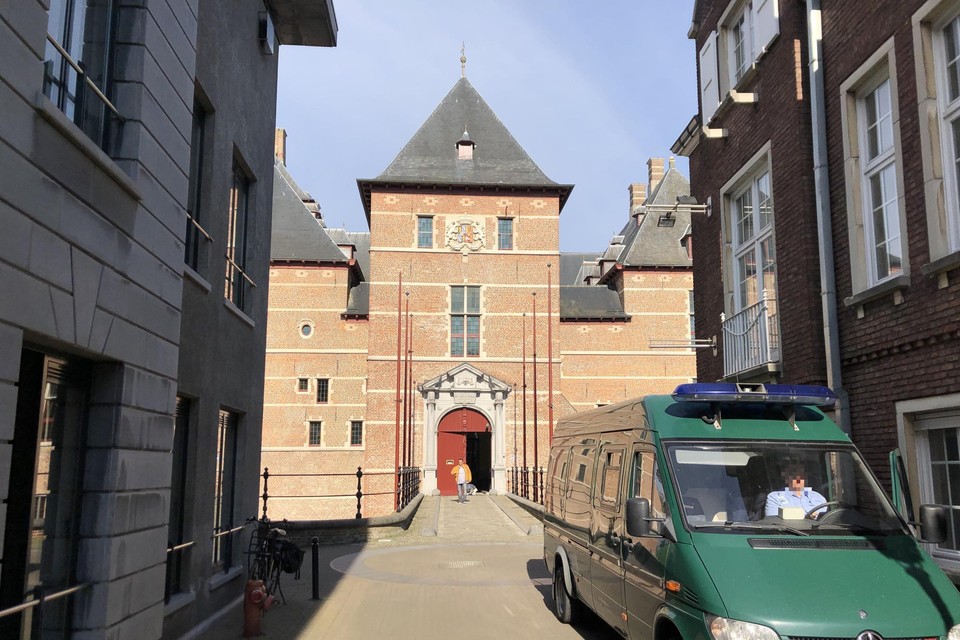 De aanklager vroeg op de rechtbank in Turnhout om een vijftiger uit Meerhout te veroordelen tot 37 maanden cel voor zedenfeiten. 