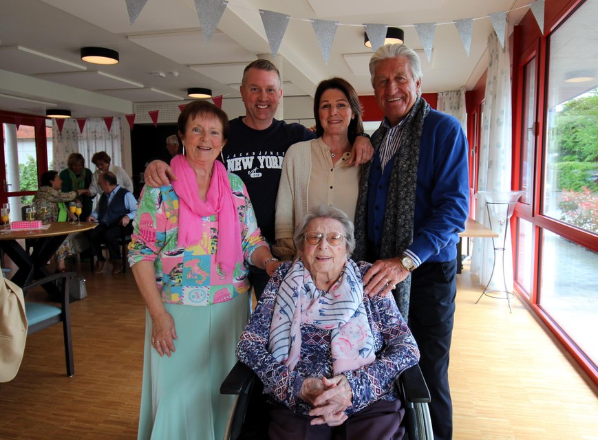 Schoondochter Rita, zoon en schoondochter Danny en Greet en zoon Norman vieren de 104de verjaardag van Madeleine.