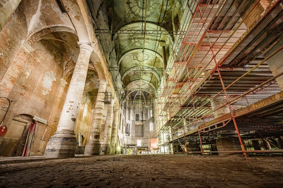 De barokkerk stond decennialang te verkommeren. Nu is ze volop in restauratie. 