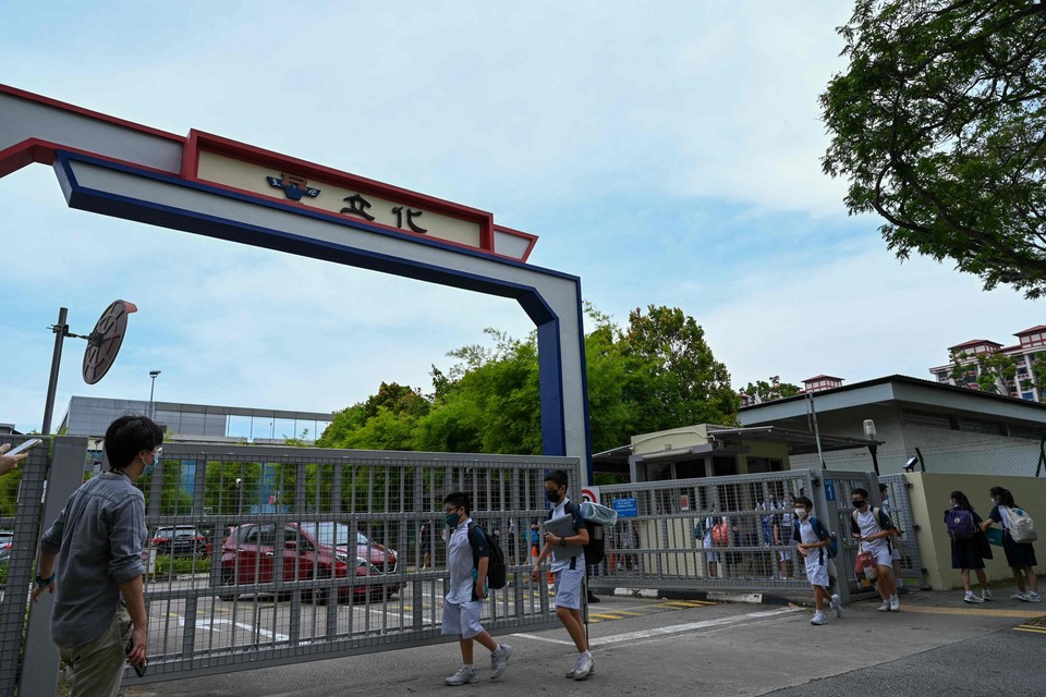 Scholieren verlaten de River Valley High School in Singapore
