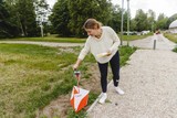 thumbnail: Bij een oriëntatieloop ga je checkpoints af met een zendertje aan je wijsvinger.