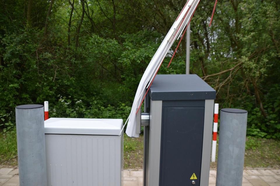 Zo kromgetrokken zag de bareel er op 3 juni nog uit na een aanrijding door een tractor.