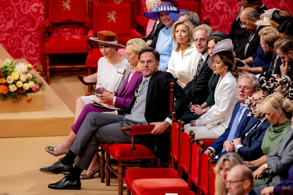 Het kabinet wacht op troonrede van de koning. De immer goedgemutste Mark Rutte (m.) is nu de langst regerende premier van Nederland. 