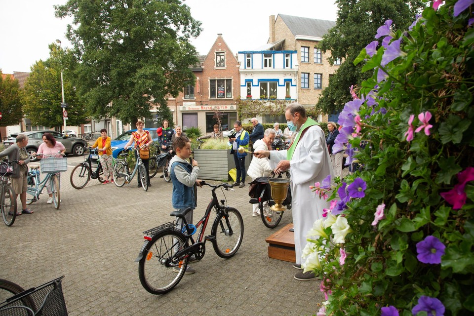 Saito is met zijn 10 jaar de jongste deelnemer aan de fietswijding.