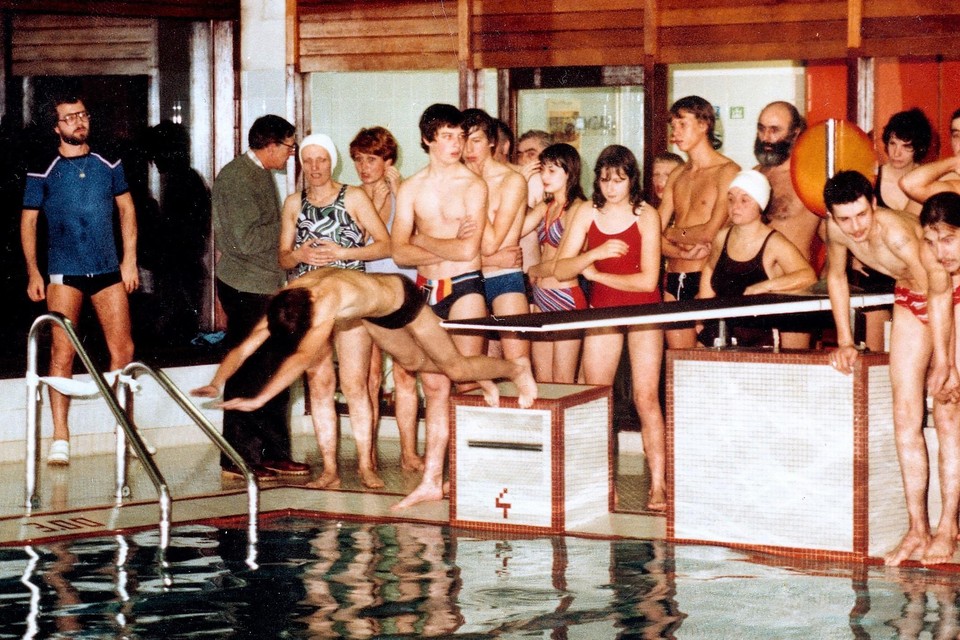 1980: Een jonge Ivo Wynants als badmeester - in de vertrouwde korte broek - bij het zwembad.