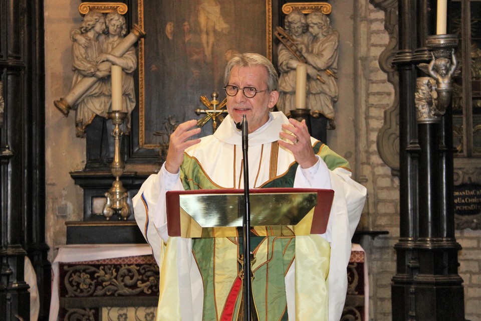 Pastoor-deken Jan Verheyen gaat een viering voor in de Sint-Gummaruskerk.
