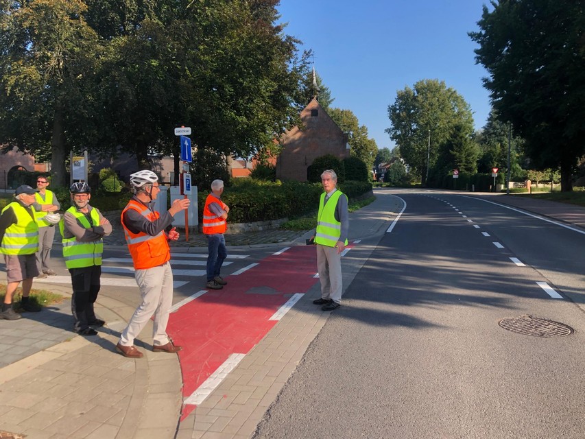 De zichtbaarheid voor fietsers aan de Zandkapel op de Poederleesteenweg in Lichtaart was voer voor discussie.