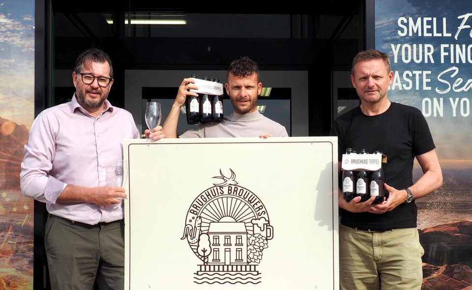 Brughuis-brouwers Piet De Smet en Frank Vlayen gaan voor de verkoop in zee met Kevin Goos van Quali Drinks.