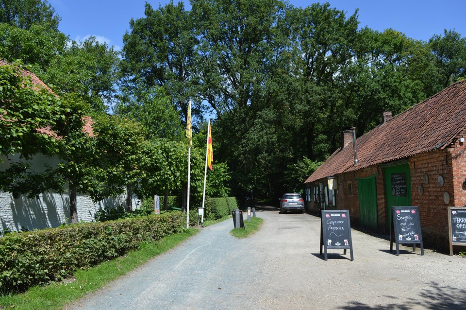 Het Bezoekerscentrum aan de linkerkant en het Boshuisje aan de rechterkant. 