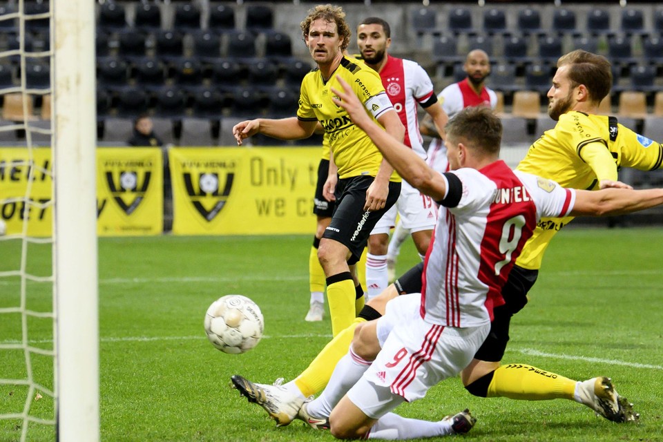 Aanvoerder Swinkels ziet hier hoe Huntelaar de 0-11 binnenschuift.